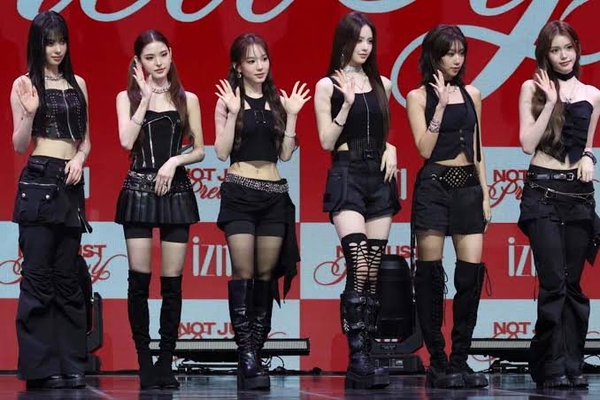 Izna , "Izna group photo 2026 showcasing seven members", "Jiyoon Izna official profile photo", "Koko Izna main dancer", "Jung Saebi Izna visual member", "Sarang Izna lead dancer", "Ryu Sarang Izna member", "Choi Jungeun Izna main vocalist" "Bang Ji-min Izna maknae", "Izna debut stage performance IZNA", "Izna N/a mini-album cover",