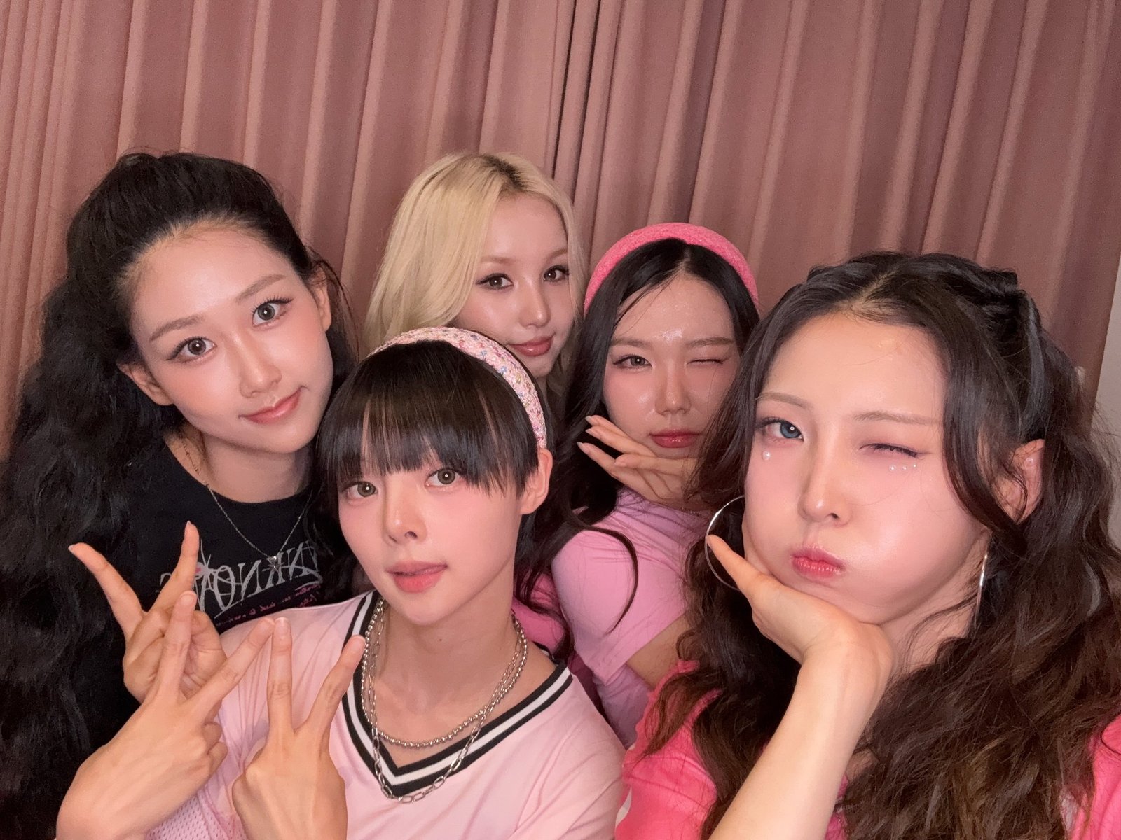 NAVILLERA,NAVILLERA group photo 2026 five members, Saya NAVILLERA profile photo, Rila NAVILLERA portrait, Melody NAVILLERA singer, Enny NAVILLERA rapper, Dahlia NAVILLERA maknae, NAVILLERA debut single No Limit cover, NAVILLERA Friday Night digital single, NAVILLERA members lineup 2026, NAVILLERA Troy Entertainment girl group,