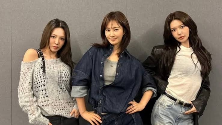 IEOKIT , "IEOKIT group photo four members 2026", "IEOKIT Yujin profile photo actress",, "IEOKIT Ion profile photo choreographer",, "IEOKIT Jaeyoun profile photo youngest member", "IEOKIT Romy profile photo dancer",, "IEOKIT Connect debut single cover art", "IEOKIT member reveal teaser June 2026", "IEOKIT official Instagram announcement", "IEOKIT Yujin cheerleading specialty", "IEOKIT Ion Baekseok Arts University dance",