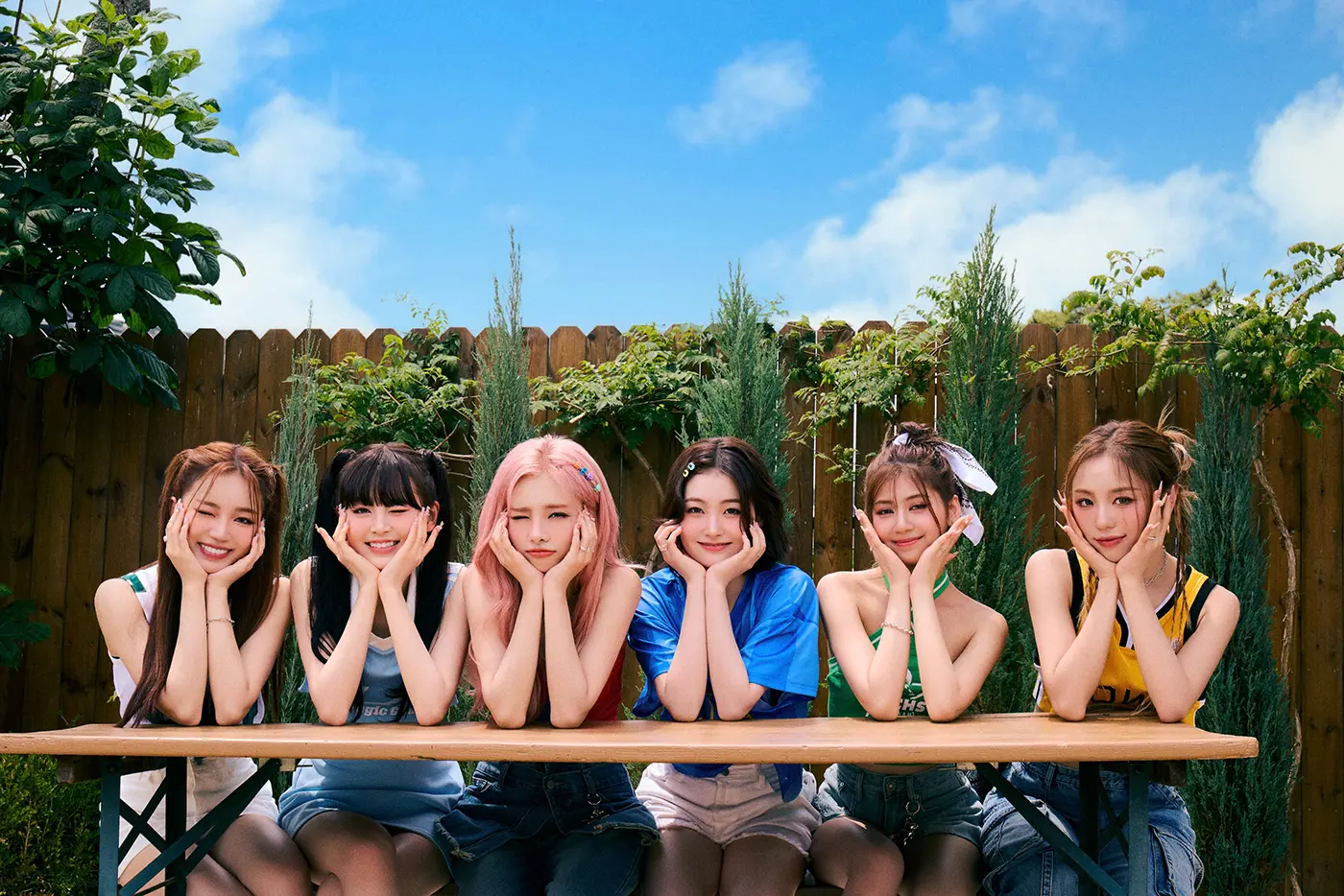 Queenz Eye Members, Queenz Eye members, Queenz Eye group photo with all six members posing, Queenz Eye Wonchae leader portrait, Queenz Eye Ahyoon main dancer and rapper portrait, Queenz Eye Kiirii Thai member portrait, Queenz Eye Seovin vocalist portrait Queenz Eye Jinyul vocalist portrait, Queenz Eye Seoha youngest member portrait, Queenz Eye PRISM EP.02 album cover, Queenz Eye performing Y2K on music show, Queenz Eye group promotional image for 2026 comeback,