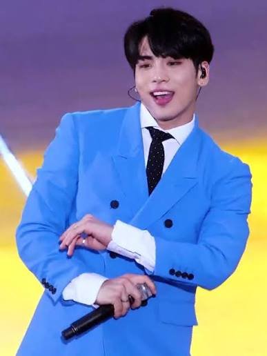 SHINee group photo 2026, Onew SHINee leader profile, Key SHINee fashion director, Minho SHINee rapper actor, Taemin SHINee main dancer, Jonghyun SHINee main vocalist, SHINee debut Replay, SHINee Atmos album cover, SHINee World VIII concert, SHINee Pearl Aqua color