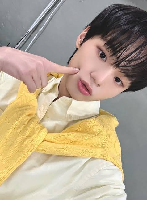 NCHIVE, NCHIVE group photo 2026, NCHIVE members standing together, HA.L NCHIVE leader, E.aN NCHIVE main vocalist, Kangsan NCHIVE rapper, Yuchan NCHIVE dancer, Juyoung NCHIVE vocalist, N NCHIVE maknae, NCHIVE Achieve album cover, NCHIVE world tour poster