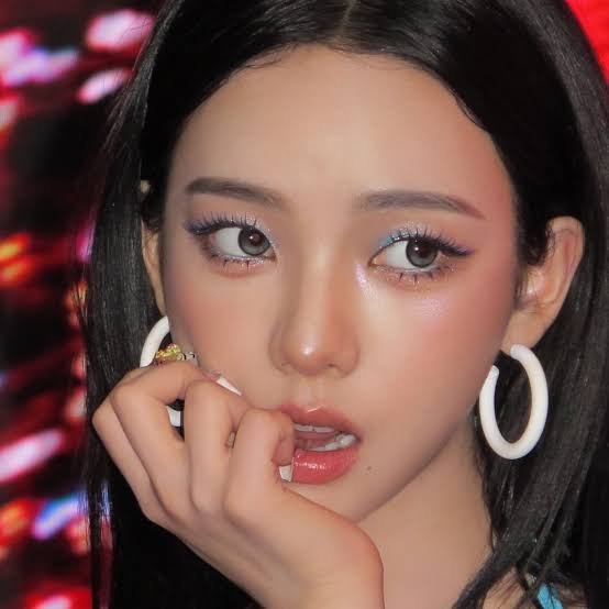 HUNTR/X members Rumi Mira Zoey profile image, Rumi HUNTR/X leader main vocalist, Mira HUNTR/X lead dancer profile, Zoey HUNTR/X maknae rapper, EJAE singing voice of Rumi HUNTR/X, Audrey Nuna singing voice of Mira HUNTR/X, Rei Ami singing voice of Zoey HUNTR/X, HUNTR/X Golden song performance, KPop Demon Hunters group members, HUNTR/X K-pop trio 2026

